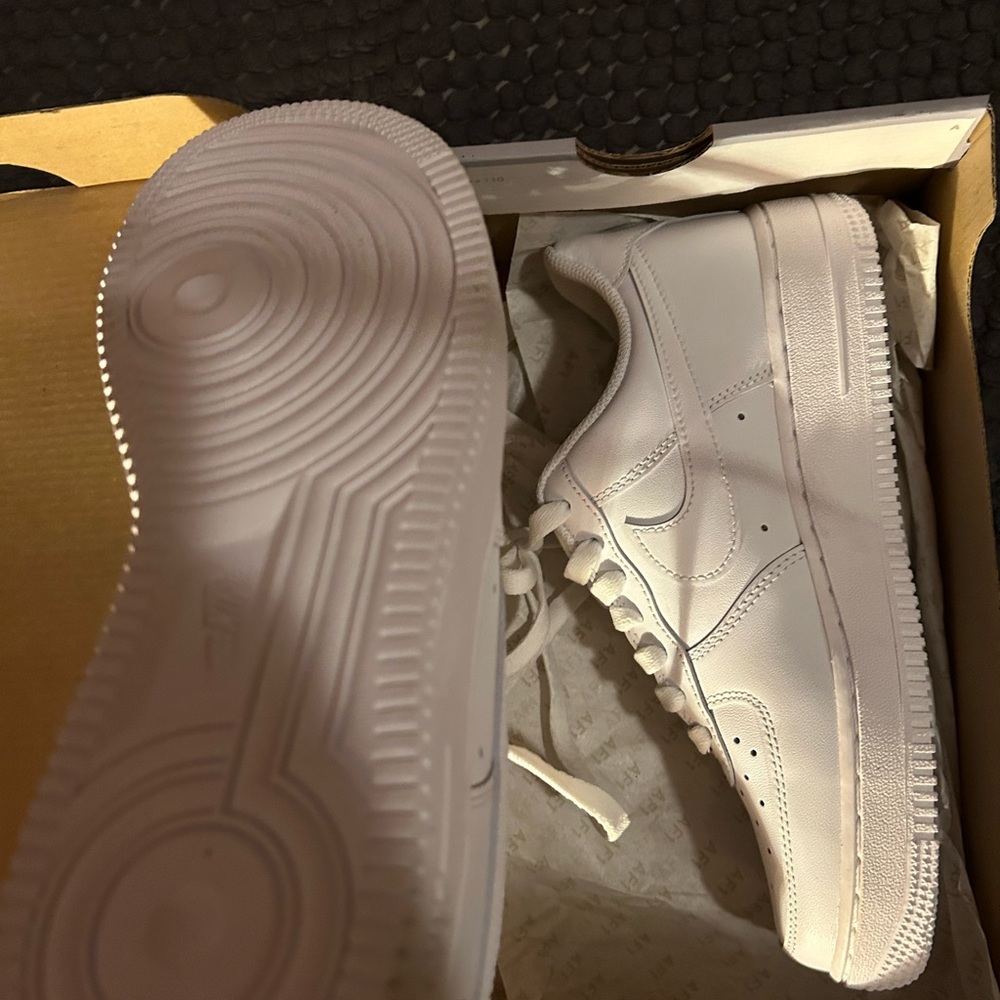 COPY - NEVER WORN FRESH WHITE NIKE AIRFORCE 1s